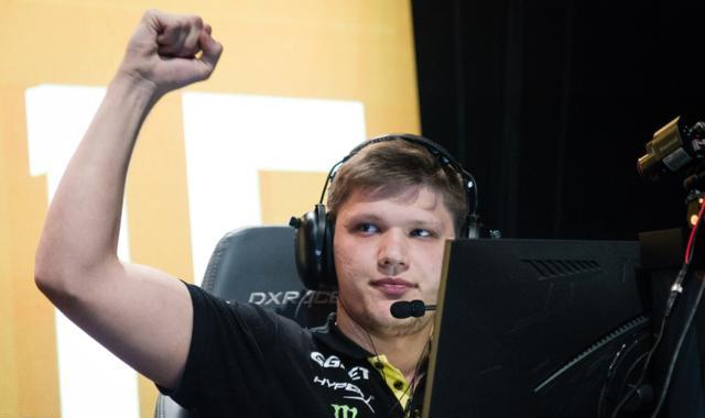 EDG赛训返图：Uzi站在Maokai身后认真听复盘